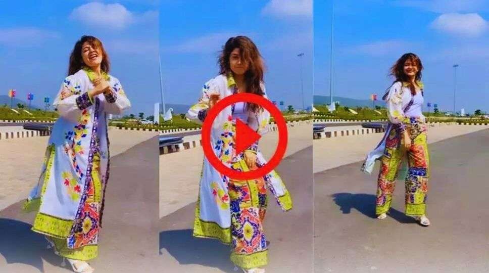   Gori Nagori Dance Video : गोरी नागोरी ने बीच सड़क किया नागिन डांस, मूव्स देख आप भी हो जाएंगे दीवाने, देखें वीडियो