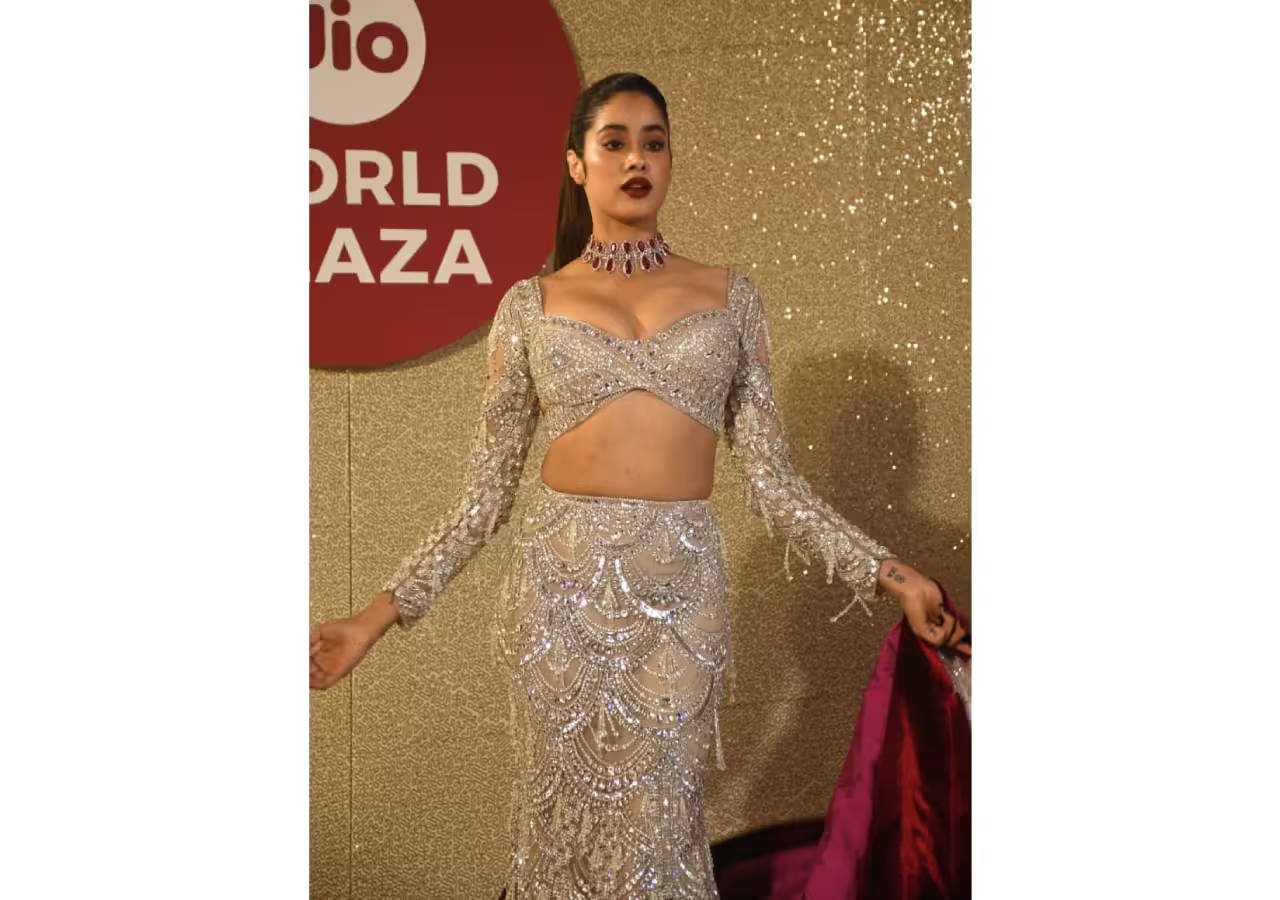 Watch: Janhvi Kapoor turns heads in silver at Jio world plaza event -  Gossip Herald
