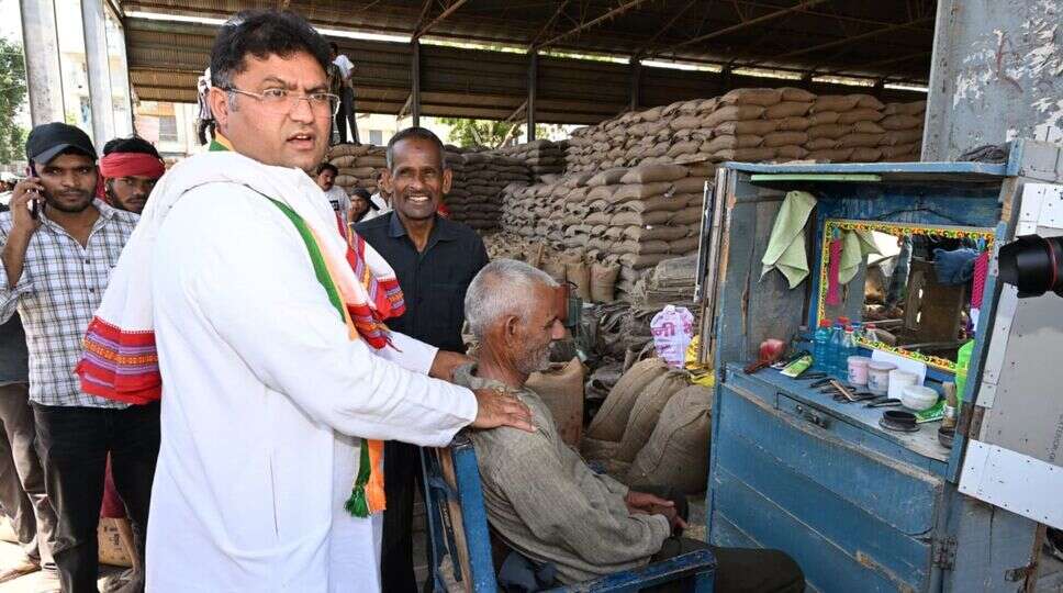 सिरसा, 25 अप्रैल। भारतीय जनता पार्टी के सिरसा लोकसभा क्षेत्र से उम्मीदवार डॉ. अशोक तंवर ने कहा कि हम सब लोगों ने मिलकर देश को आगे बढ़ाना है इसलिए सभी मतदाता साथी एकजुट होकर भाजपा के चुनाव निशान कमल के फूल का बटन दबाकर मोदी जी के हाथ मजबूत करें। इस बार 400 पार करके हम दुनिया का नेतृत्व करने वाले देश बनने वाले हैं। डॉ. तंवर आज सिरसा विधानसभा क्षेत्र में लोगों से मेलजोल, चाय पर चर्चा और कार्यकर्ता मिलन समारोहों में लोगों से रूबरू हो रहे थे। उन्होंने जनता भवन रोड, भगत सिंह स्टेडियम, अनाज मंडी, ट्रेड टॉवर में अजय किरयाना, रोड़ी बाजार में सुनील बहल के निवास, सिंगीकाट मोहल्ला, वार्ड नंबर 27, वार्ड नंबर 3, वार्ड नंबर 19, सांगवान चौक, आईटीआई रोड सहित अनेक स्थानों पर लोगों से बातचीत की और अपने पक्ष में मतदान की अपील की। डॉ. तंवर ने लोगों से बातचीत करते हुए कहा कि विकसित भारत के निर्माण के लिए वक्त की जरूरत है कि हम सब तमाम गिले शिकवे भुलाकर मोदी जी के हाथ मजबूत करें। उन्होंने कहा कि जिन लोगों ने 6-7 दशक तक देश को लूटने का काम किया है, उन्हें सबक सिखाने की जरूरत है। मोदी जी के नेतृत्व में देश ने धारा 370 हटती देखी है, राम मंदिर बनते देखा है, तीन तलाक हटते देखा है, लोगों को रोजगार मिला है, किसानों की हालत मजबूत हुई है और अंतोदय की भावना के साथ काम हुआ है। इतना ही नहीं देश में कनेक्टिविटी के क्षेत्र में अभूतपूर्व काम हुआ है, जिससे गांव-गांव तक सुविधाएं पहुंची हैं। रेल और सड़क का नेटवर्क बढ़ा है। डॉ. तंवर ने कहा कि मोदी जी ने जो गारंटियां देश को दी हैं, उनसे देश का इंफ्रा स्ट्रक्चर मजबूत होगा। मेक इन इंडिया, स्किल इंडिया, डिजिटल इंडिया, बेटी बचाओ, बेटी पढ़ाओ जैसी अनेक योजनाओं से देश का कायाकल्प हुआ है। देश के आम आदमी को ताकत देने के लिए इस सरकार ने काम किया है। केंद्र की बीजेपी सरकार और हरियाणा की सरकार ने डबल इंजन की तरह जिस ताकत से काम किया है उससे देश और प्रदेश की चेतना लौटी है, आम आदमी उत्साहित हुआ है। ----------------------------------------------------------------- कांग्रेस का घोषणा पत्र झूठ का पुलिंदा: निताशा इस दौरान भाजपा जिलाध्यक्ष निताशा सिहाग ने लोगों से बातचीत करते हुए कहा कि कांग्रेस ने जो घोषणा पत्र जारी किया है, वह झूठ का पुलिंदा और महिलाओं के सम्मान को खत्म करने वाला है। उन्होंने कहा कि कांग्रेस के घोषणा पत्र में यह कहा गया है कि किसके पास कितना पैसा है, कितने जेवर हैं इस सबकी जांच की जाएगी। यह महिलाओं के गले से मंगलसूत्र तक उतारने वाला घोषणा पत्र है। निताशा सिहाग ने कहा कि एक तरफ वह पार्टी है जो बेटी बचाओ बेटी पढ़ाओ की बात करती है और दूसरी तरफ कांग्रेस पार्टी है जो महिलाओं के सुहाग की निशानियों को भी खत्म करना चाहती है। उन्होंने कहा कि देश अंगड़ाई ले रहा है। इस सरकार ने महिला शक्ति को ताकत दी है। उन्हें बराबर का आरक्षण देने का काम किया है। वह दिन दूर नहीं जब महिलाएं देश का नेतृत्व करेंगी। आप सब लोग मिलकर डॉ. अशोक तंवर का साथ दें ताकि भाजपा की केंद्र में तीसरी बार फिर सरकार बने और आम जनमानस के कल्याण की योजनाएं बनें। देश का हर नागरिक खुशहाल हो, समृद्ध हो, ऐसा संकल्प और सपना प्रधानमंत्री नरेंद्र मोदी जी ने देखा है। ------------------------------------------ ये लोग रहे मौजूद इस अवसर पर भाजपा के प्रदेश सचिव सुरेंद्र आर्य, भूपेश मेहता, अमन चोपड़ा, युवा मोर्चा जिलाध्यक्ष कर्ण दुग्गल, जिला उपाध्यक्ष सुनील बमनिया, मंडल प्रभारी विरेंद्र गिरि, मंडल अध्यक्ष कर्ण बत्रा, राजेश जलंधरा, ललित छिंपा, संदीप दुग्गल, जिला युवा महामंत्री निशान कंबोज, कार्यालय सचिव नारायण पाल एमसी, मंडल अध्यक्ष रिंकी सोढ़ी, आईटी सह प्रमुख अमर मेहता सहित अनेक पार्टी पदाधिकारी व कार्यकर्ता उपस्थित थे।