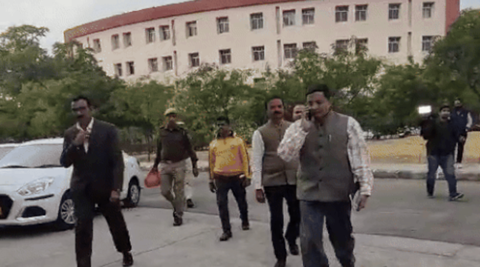 रीट पेपरलीक में शिक्षा संकुल पहुंची SI