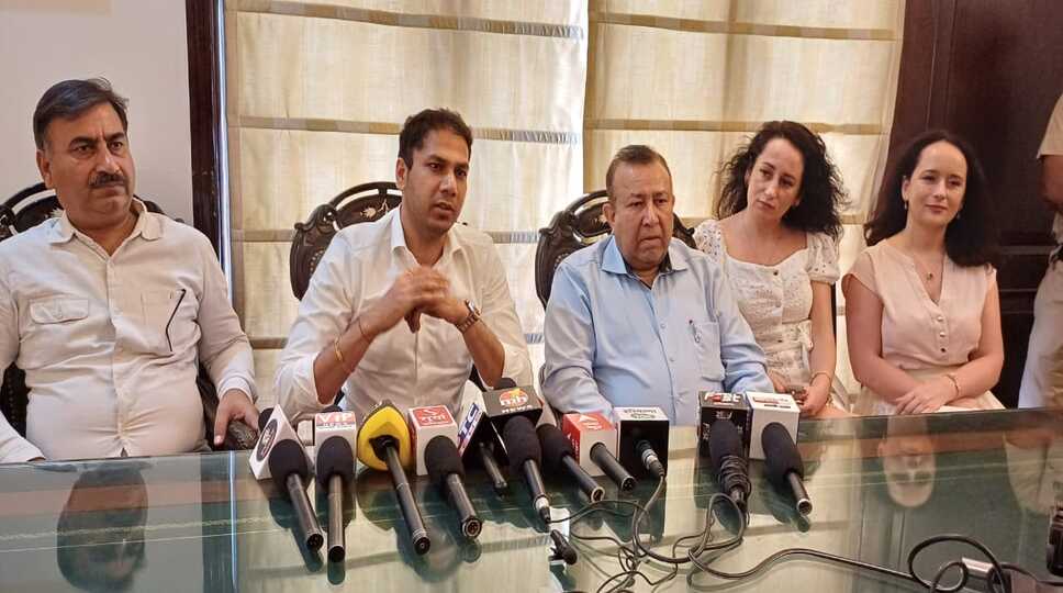 अशोक तंवर ने जनता के लिए काफी काम किए: जर्मन सांसद राहुल अपने दोस्त भाजपा प्रत्याशी डा. अशोक तंवर के प्रचार के लिए विदेश से यहां पहुंचे राहुल कंबोज लोगों से तंवर के लिए मांगा समर्थन