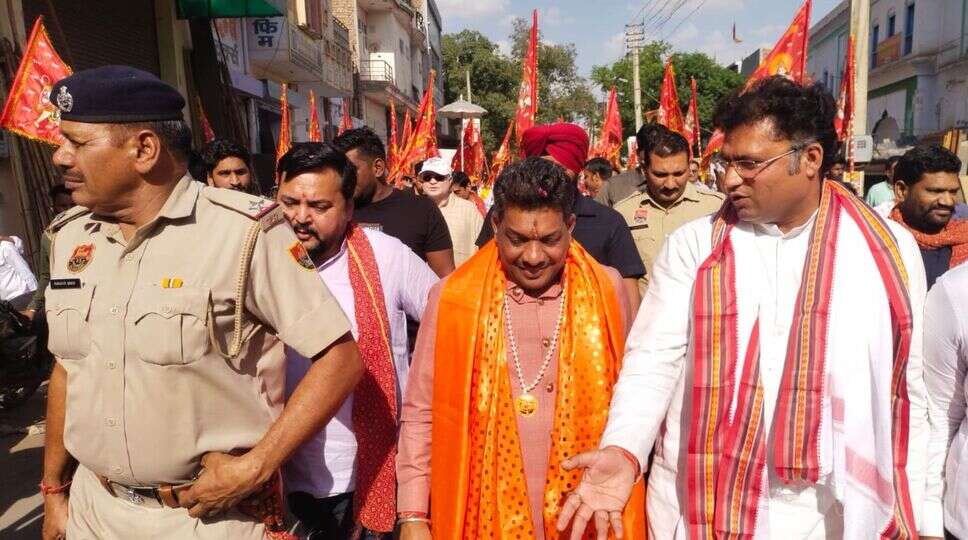 शोभायात्रा को दिखाई धर्मध्वजा