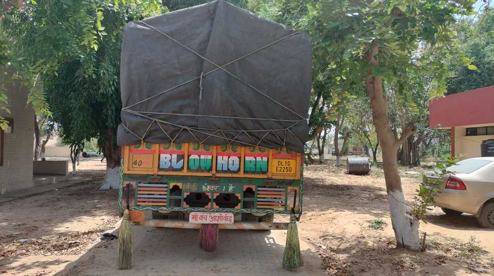 40 लाख रुपए की अंग्रेजी शराब से भरा हुआ ट्रक जब्त, 7800 बोतलें बरामद । 