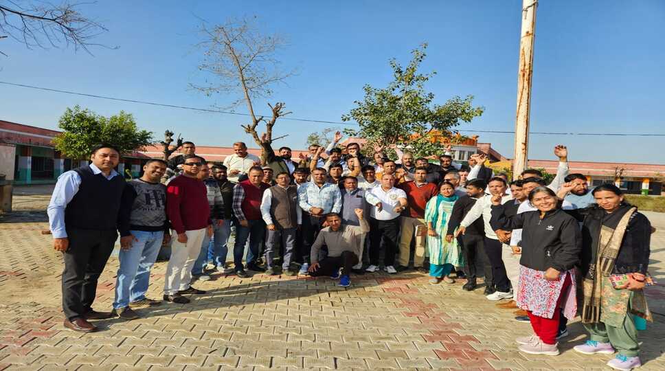 सिरसा। क्लेरिकल एसोसिएशन वेलफेयर सोसाइटी हरियाणा के बैनर तले 42 तक हड़ताल पर रहे हरियाणा के सभी विभागों, बोर्डों, नगर निकायों और विश्वविद्यालयों में कार्यरत लिपिकीय कर्मचारियों में भारी आक्रोश देखने को मिल रहा है। वित्त्त विभाग ने नोटिफिकेशन जारी कर लिपिक/आशुलिपिक का वेतन 19900 से  बढ़ाकर 21700 कर दिया है, जिसको एसोसिशन ने हड़ताल के समय ही नकार दिया था। सभी कर्मचारियों ने इस नोटिफिकेशन को मुख्यमंत्री द्वारा किया गया भद्दा मजाक करार दिया है। इसी मुद्दे को लेकर रविवार को जींद में क्लेरिकल एसोसिएशन वेलफेयर सोसाइटी ने राज्य स्तरीय बैठक की, जिसकी अध्यक्षता यशपाल सिंह उप अधीक्षक ने की, जिसमें सभी राज्य कार्यकारिणी सदस्य, जोनल कोऑर्डिनेटर, जिला कोऑर्डिनेटर व जिला के प्रधान उपस्थित रहे। सभी जिलों से आए प्रतिनिधियों ने सर्व सम्मति से अनिल ग्रेवाल को क्लेरिकल एसोसिएशन वेलफेयर सोसाइटी का राज्य महासचिव बनाया गया। इससे पूर्व उपायुक्त कार्यालय से संबंध रखने वाले झज्जर जिले के प्रधान रहे गणेश कुमार को भी सर्व सम्मति से राज्य प्रधान बनाया गया था। जानकारी देते हुए महासचिव अनिल ग्रेवाल ने कहा कि हरियाणा सरकार ने 15 अगस्त 2023 के समझौते को दरकिनार करते हुए लिपिकीय वर्ग के कर्मचारियों के साथ बहुत बड़ा धोखा किया है, जिसका एसोसिएशन पुरजोर विरोध करती है। इसके अलावा राज्य प्रधान गणेश कुमार ने सरकार को चेतावनी देते कहा कि हम सभी जिलों में जाकर लिपिकीय कर्मचारियों से मिलेंगे और जल्द ही एक बड़ी रैली करके सरकार का विरोध करते हुए वोट फॉर 35400 अभियान शुरू करेंगे। बैठक में मुख्य रूप से गौरव बजाज, कपिल शर्मा, कर्ण सिंह, देवेंद्र खुंगा, नेत्रपाल, यशवीर चौहान, सुनील गुज्जर, कपिल शर्मा, प्रवेश कुमार, जगदीप सिंह, जगदीश फौजी, राजेश घोटिया आदि मौजूद&nbsp;रहे। फोटो: